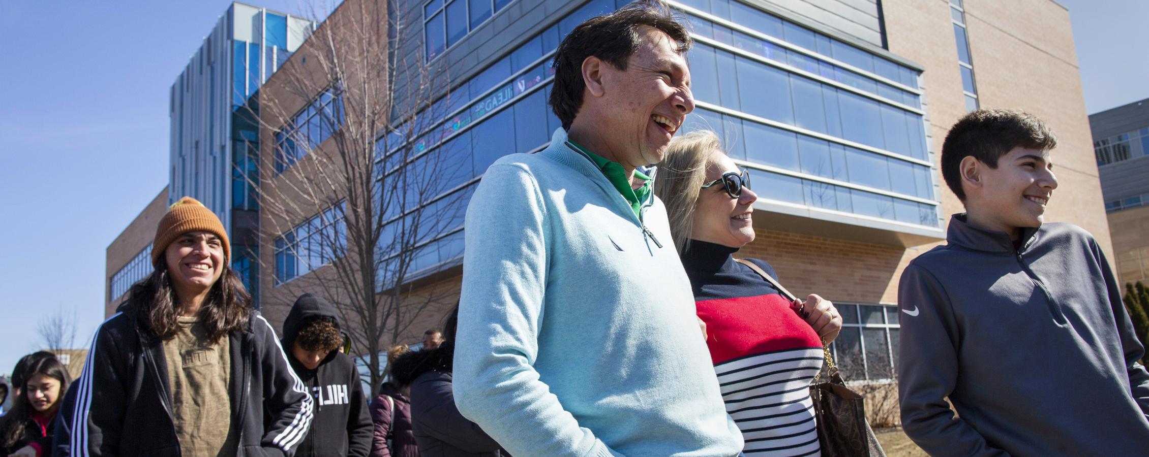 Una familia recorre el campus durante LLAVE.