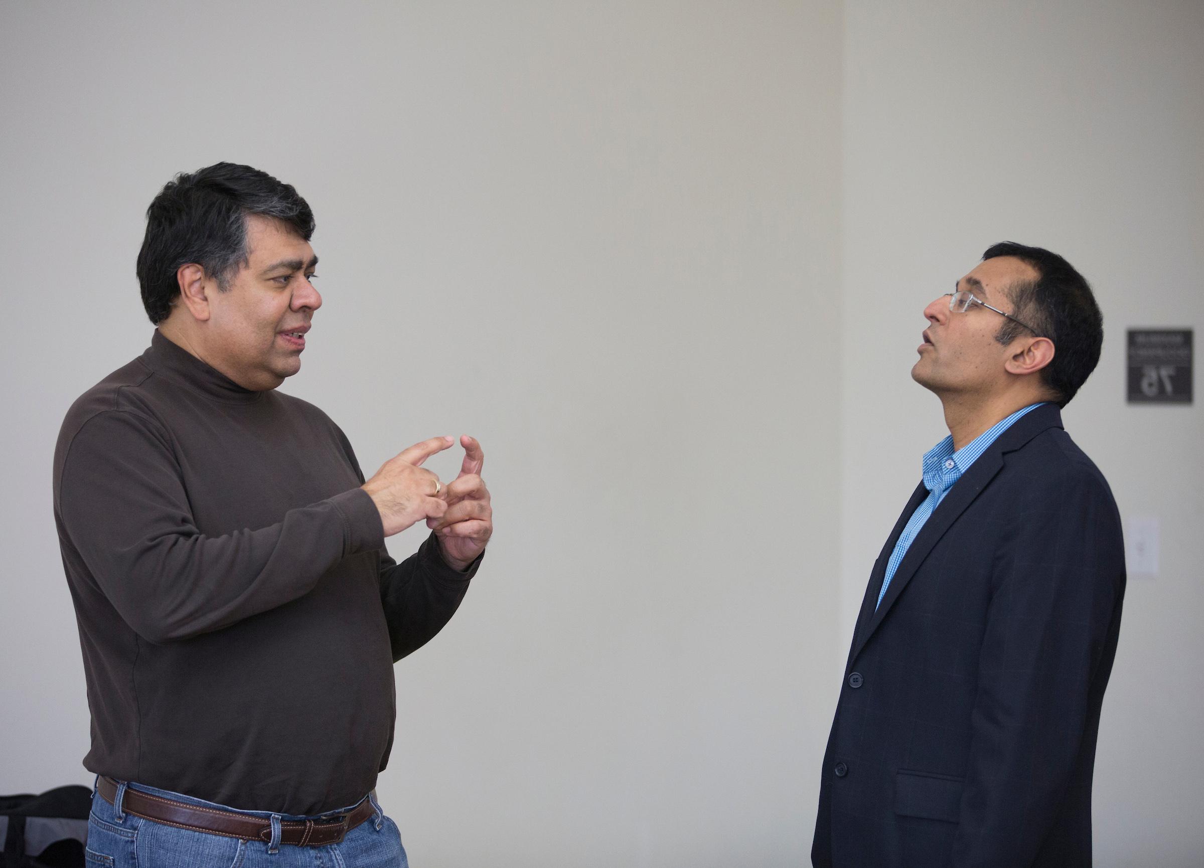 Henry Balani, right, in a discussion with Professor of Management Praveen Parboteeah, who established the DBA program at <a href='http://ldlfek.lihuang-led.com'>足彩平台</a>.