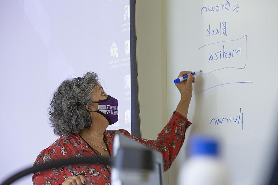 Pilar Melero toma notas durante una discusión sobre raza y etnia. 
